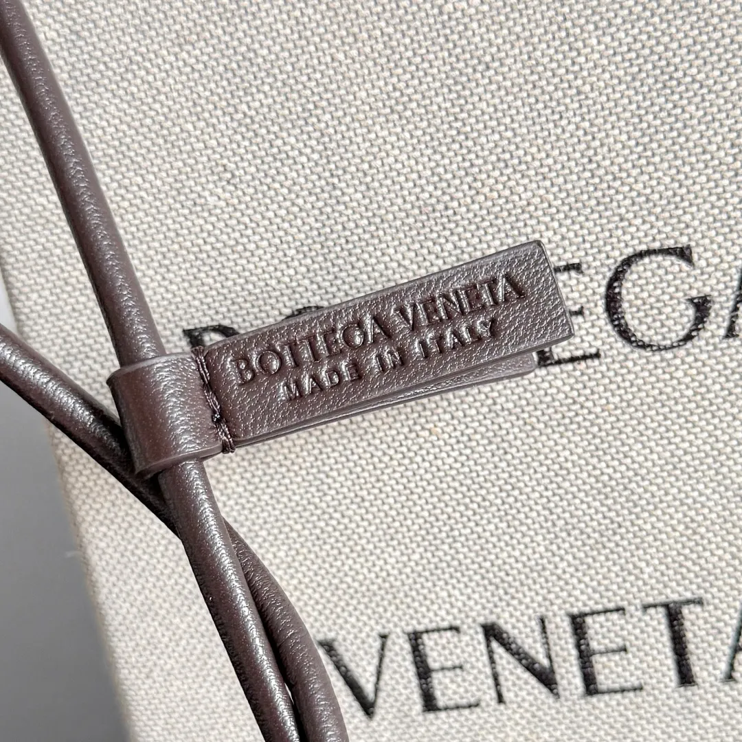 Batch 420 Let’s see what new cute little thing BV has released~ It’s this letter pendant, which is different from the puppy pendant. The weaving of this letter is more three-dimensional, and the material is very solid, and it is not easy to deform even if it is folded. Style number: J